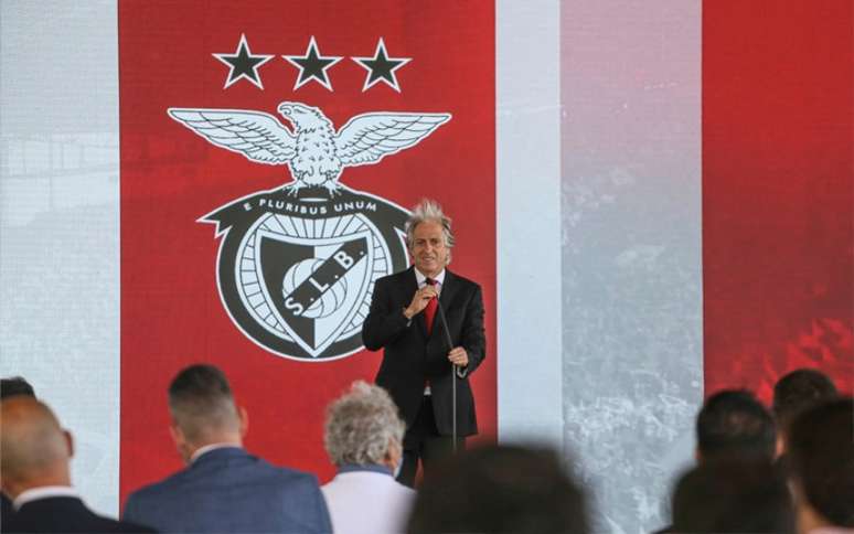 Jorge Jesus foi apresentado pelo Benfica na última segunda (Foto: Reprodução/Twitter)