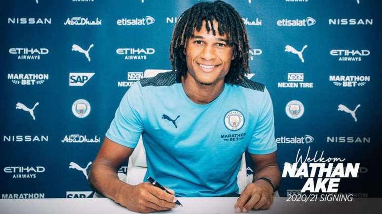 Nathan Aké já posou para fotos com a camisa do Manchester City (Foto: Divulgação / Manchester City)