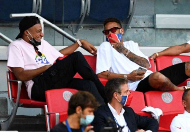 Mbappé e Neymar rindo na arquibancada (Foto: FRANCK FIFE / AFP)