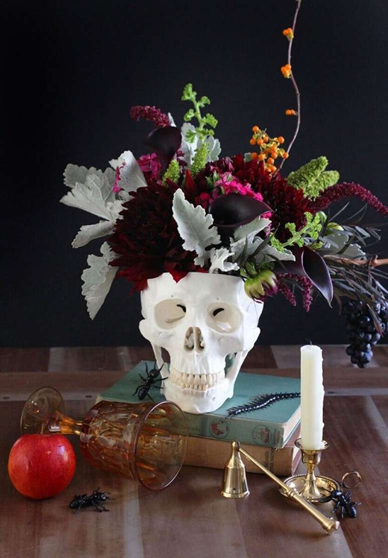3. É possível criar um belo arranjo de flores para o Halloween utilizando um vaso em formato de crânio. Foto: Pinterest