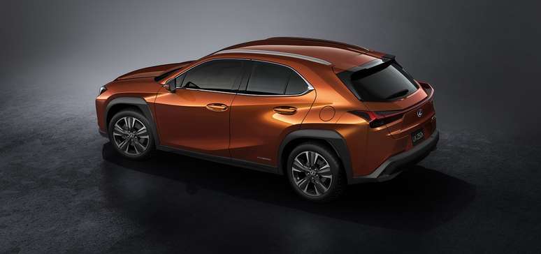 Lexus UX &eacute; um crossover h&iacute;brido com 184 cv de pot&ecirc;ncia combinada.
