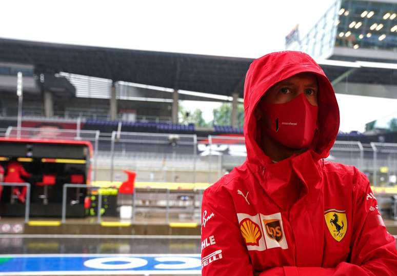 Sebastian Vettel esperando a vaga ficar livre 
