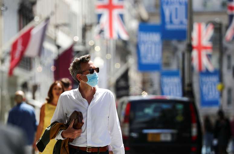Homem caminha por rua de Londres
18/07/2020
REUTERS/Simon Dawson/