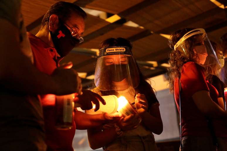 Pessoas acendem velas em oração por recuperação de mulher internada com Covid-19 em hospital de Ciudad Juarez, no México
05/08/2020
REUTERS/Jose Luis Gonzalez