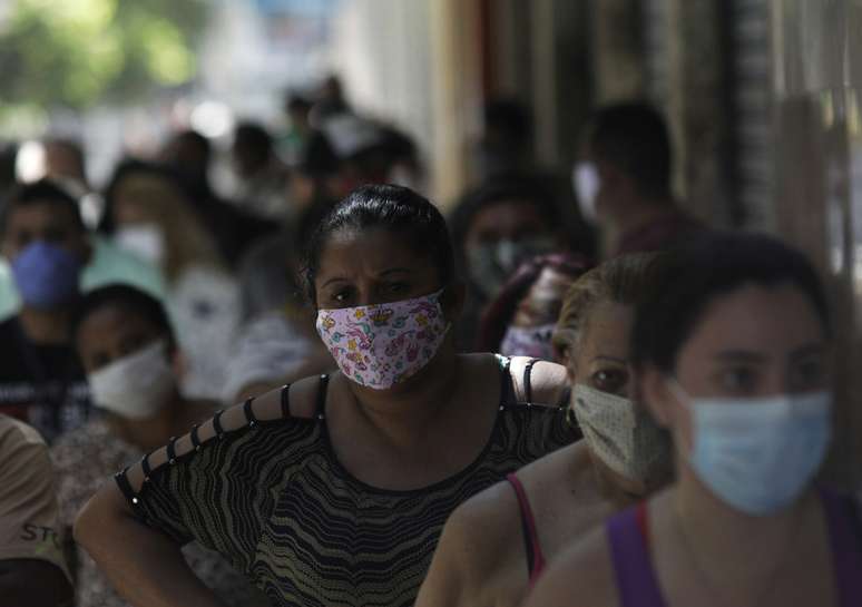 Pessoas aguardam em fila em ag&ecirc;ncia da Caixa Econ&ocirc;mica Federal no Rio de Janeiro para receber pagamento do aux&iacute;lio emergencial
27/04/2020 
REUTERS/Ricardo Moraes