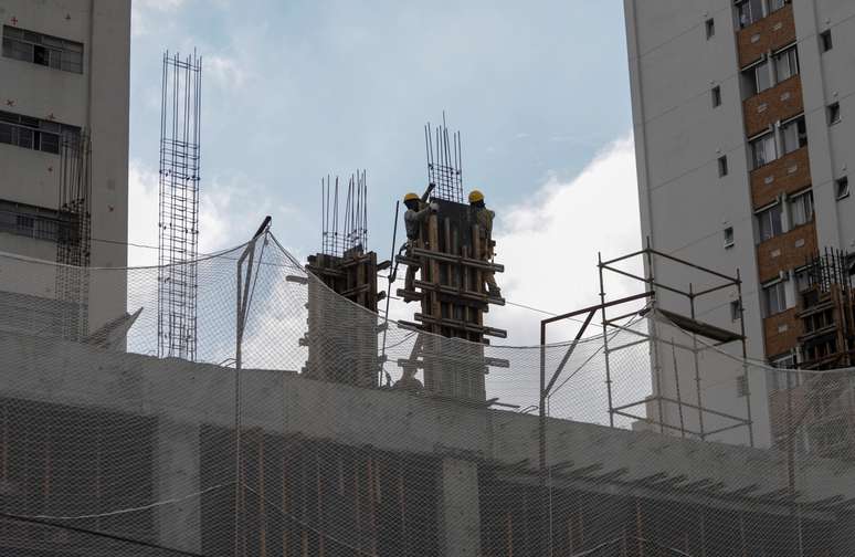 Empregados trabalham em construção de prédio residencial. 1/4/2020.  REUTERS/Rahel Patrasso