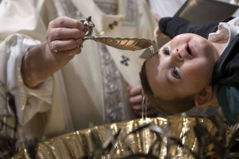Batismo deve ser rito tradicional, definiu Vaticano