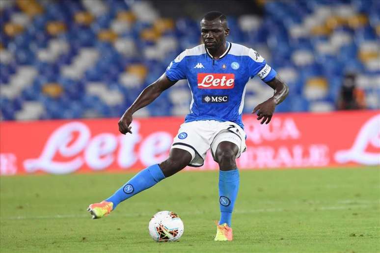 Koulibaly é um dos principais zagueiros do futebol italiano e tem atraído diversos clubes na Europa (Foto: Divulgação / Napoli / Site oficial)
