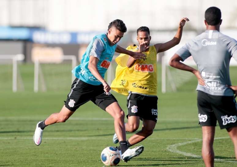 Cantillo e Everaldo treinaram com os reservas; titulares fizeram regenerativo (Foto: Rodrigo Coca/Ag. Corinthians)