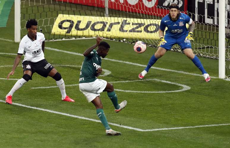 Ramires finaliza contra o gol de Cássio no clássico entre Palmeiras e Corinthians no Itaquerão