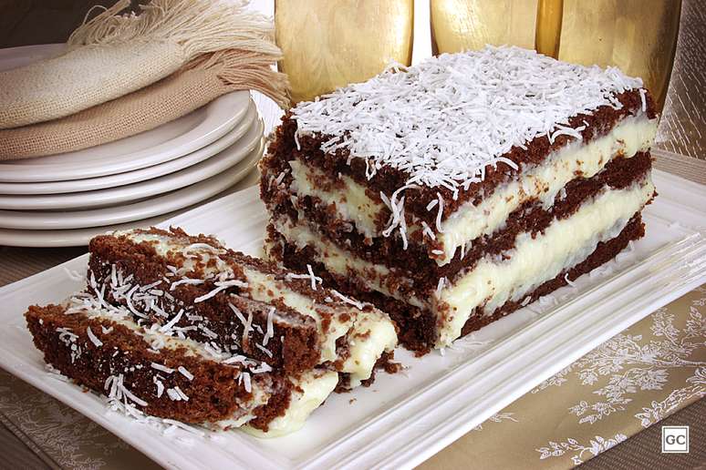 Guia da Cozinha - Bolo de coco gelado: 9 receitas molhadinhas e com muita cobertura!