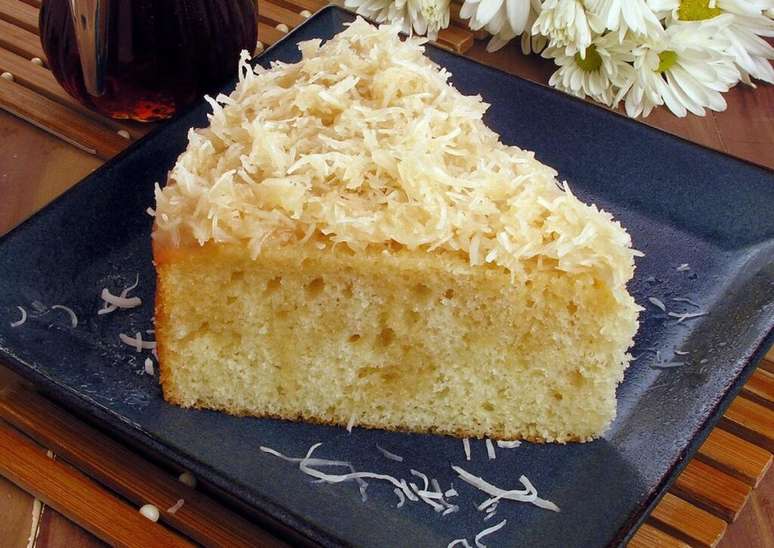 Guia da Cozinha - Bolo de coco gelado: 9 receitas molhadinhas e com muita cobertura!