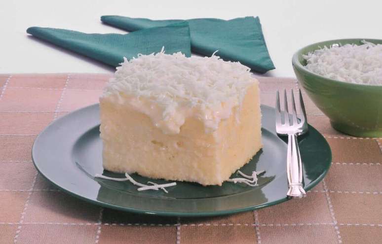 Guia da Cozinha - Bolo de coco gelado: 9 receitas molhadinhas e com muita cobertura!