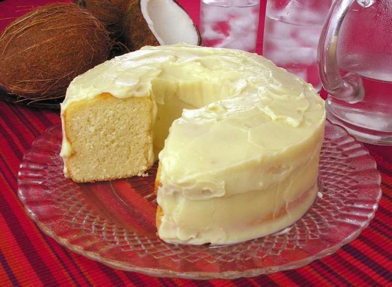 Guia da Cozinha - Bolo de coco gelado: 9 receitas molhadinhas e com muita cobertura!