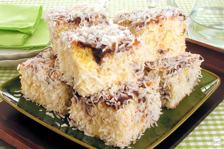 Guia da Cozinha - Bolo de coco gelado: 9 receitas molhadinhas e com muita cobertura!