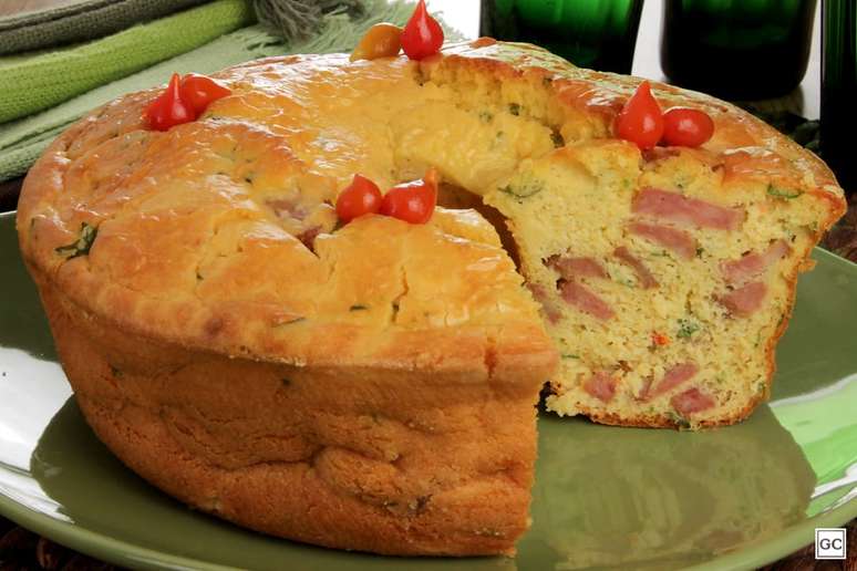 Guia da Cozinha - Receitas de bolo salgado: 9 op&ccedil;&otilde;es para um lanche diferente