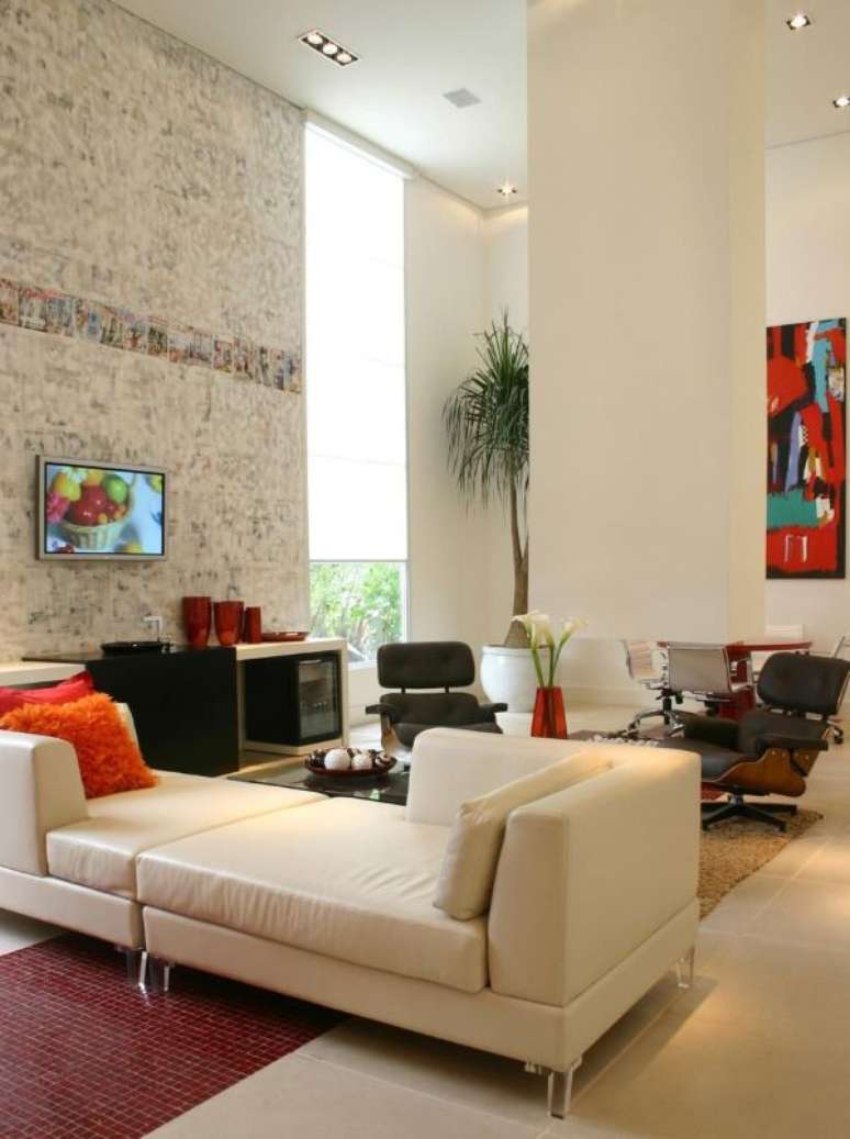 45. Decora&ccedil;&atilde;o do escrit&oacute;rio com sof&aacute; div&atilde; branco &ndash; Via: Marilia Veiga