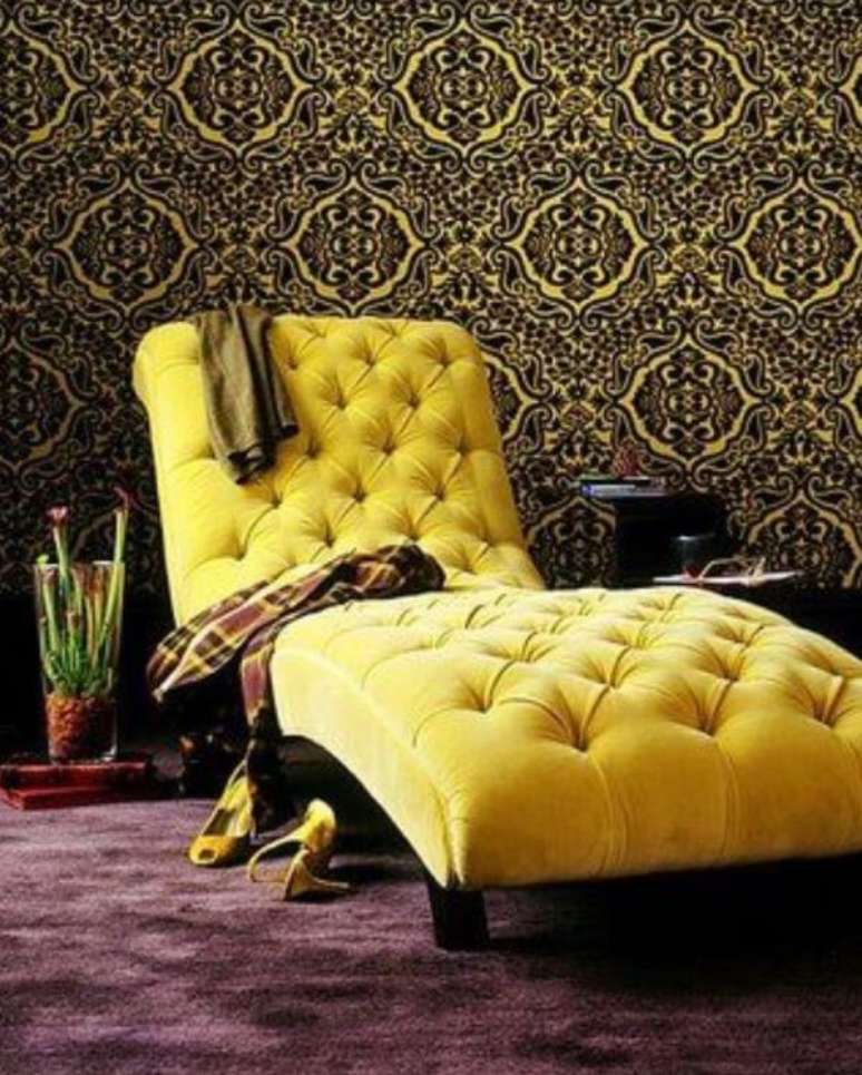 49. Divã amarelo no quarto com papel de parede – Via: Pinterest