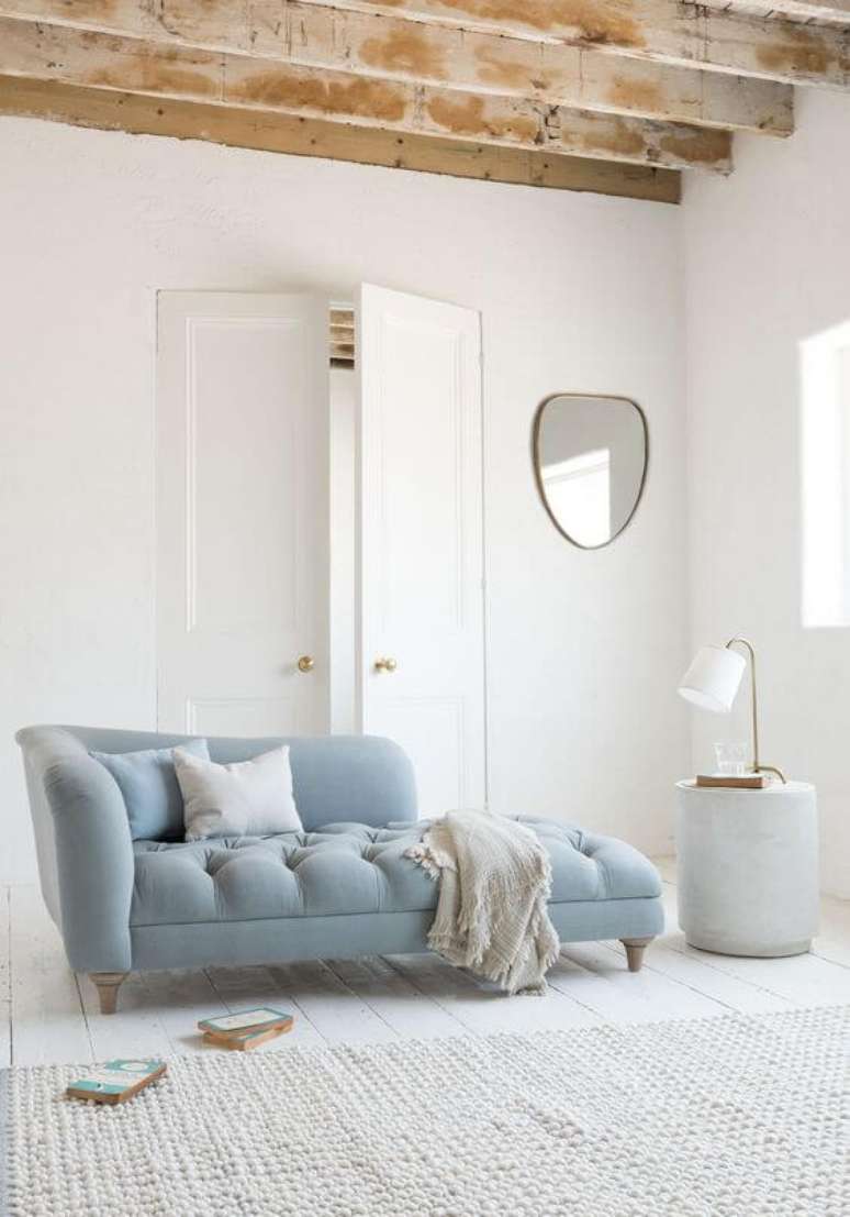 4. Sofá divã azul claro com manta neutra – Via: Pinterest