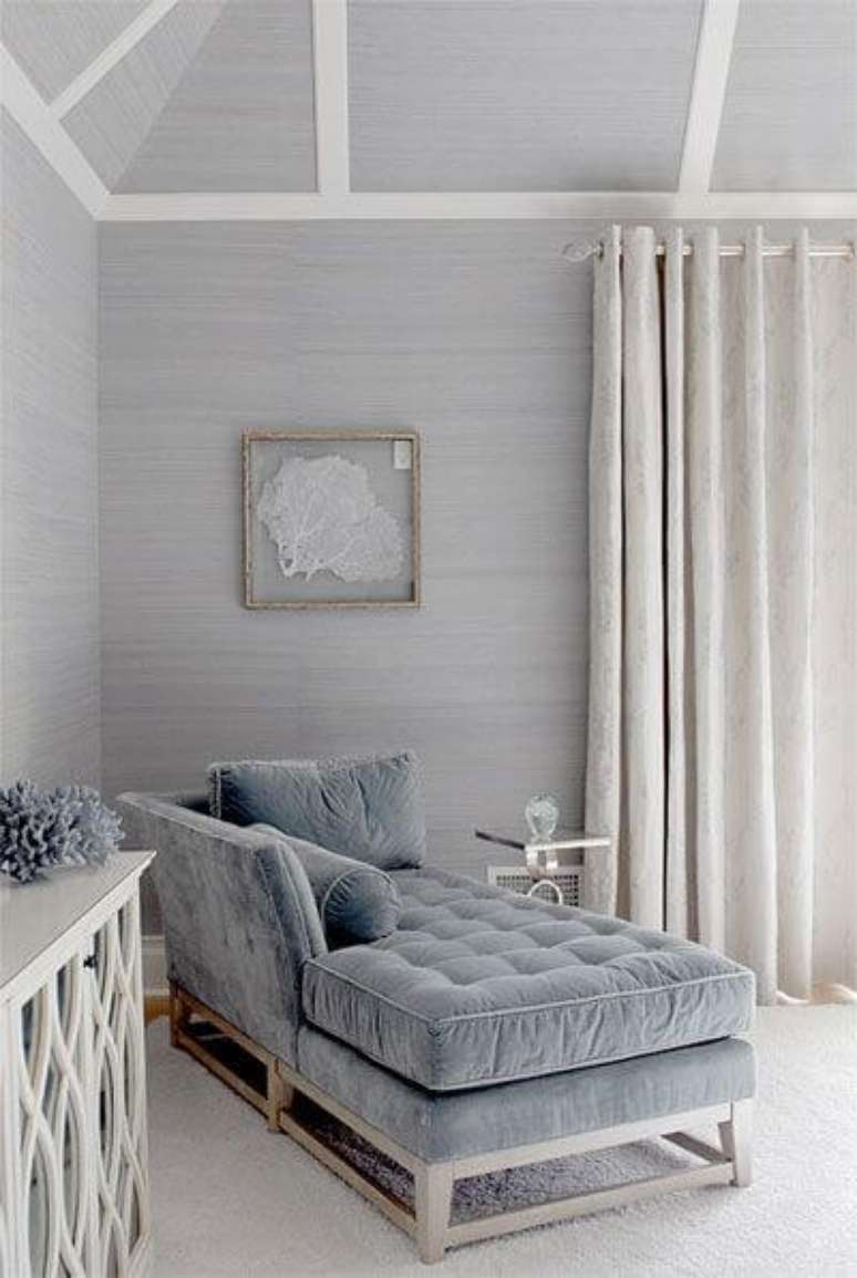 12. Divã capitonê na sala de estar neutra – Via: Achados de Decoração