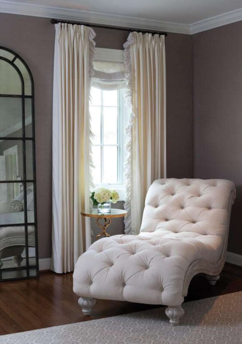 17. Divã capitonê branco com cortina branca – Via: Home and design