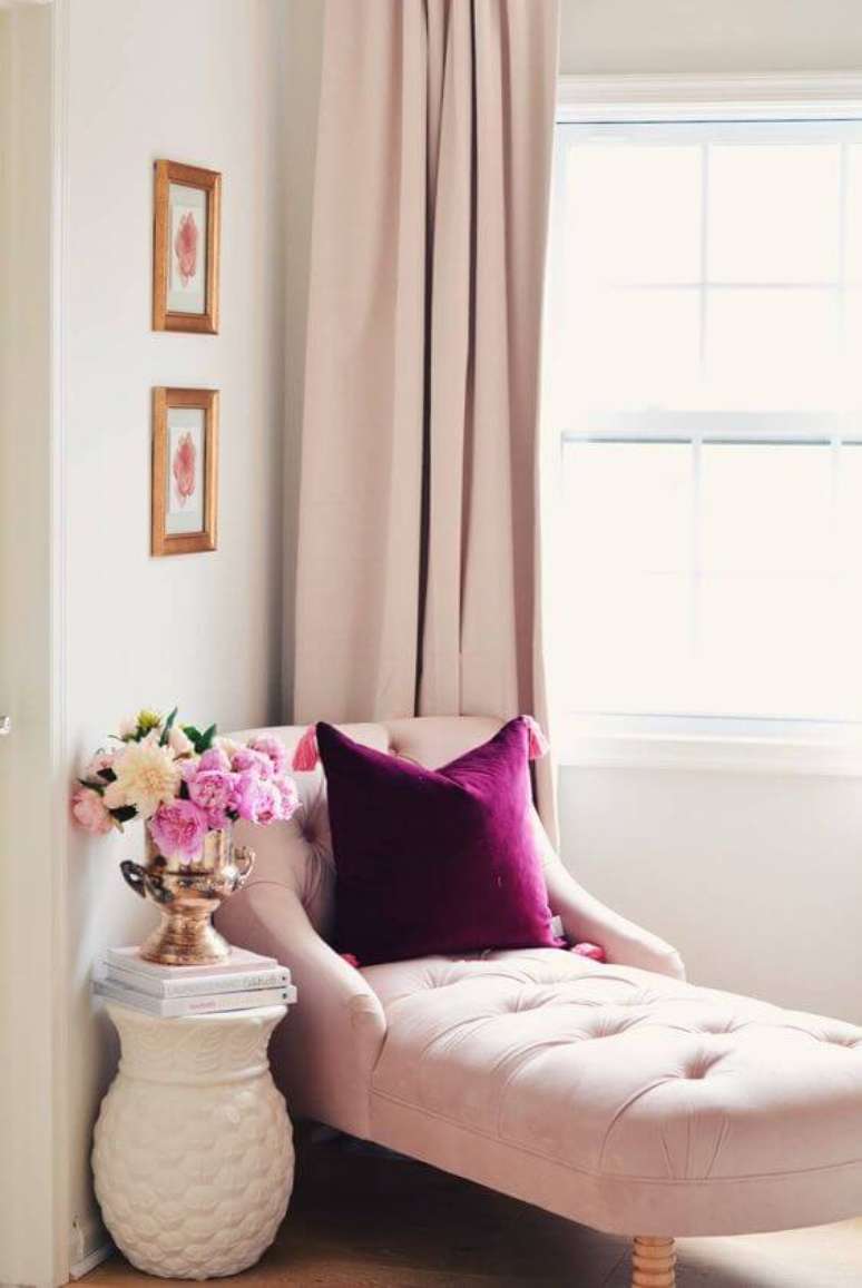 9. Divã rosa na sala de estar romântica e sofisticada – Via: The pink dream