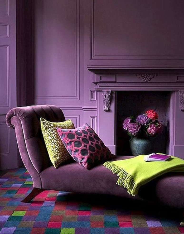 31. Divã roxo na sala moderna com manta verde – Via: Pinterest