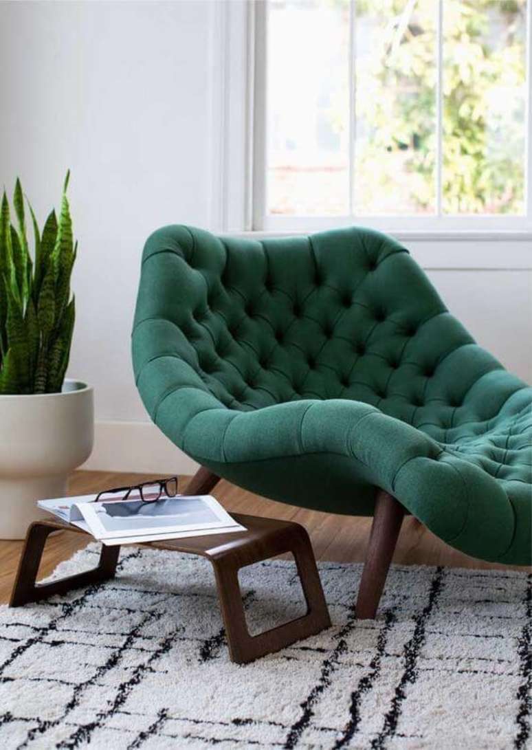 34. Div&atilde; verde na sala de estar moderna &ndash; Via: Casa tres Chic
