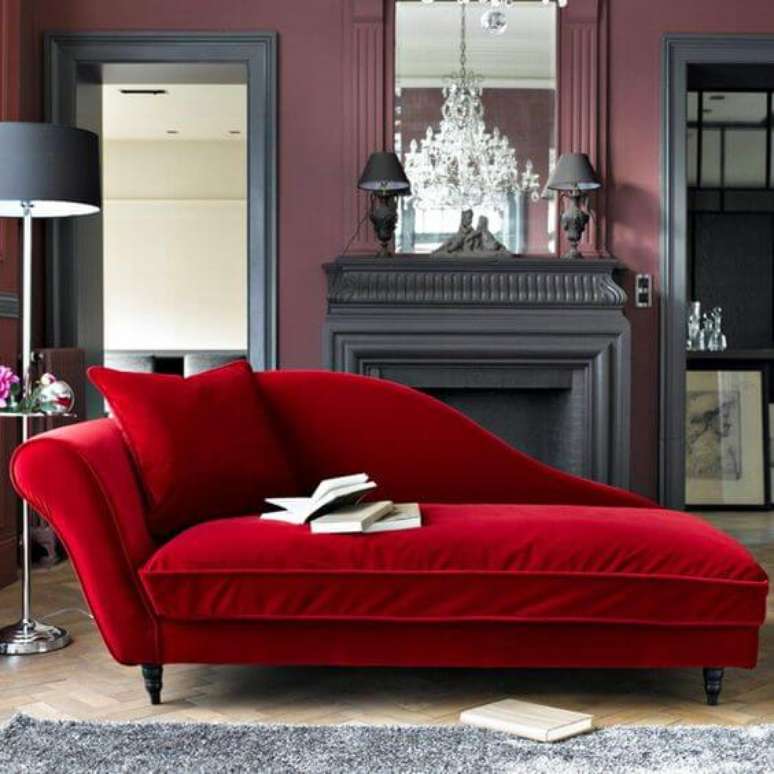 10. Div&atilde; vermelho na sala de estar moderna &ndash; Via: Pinterest