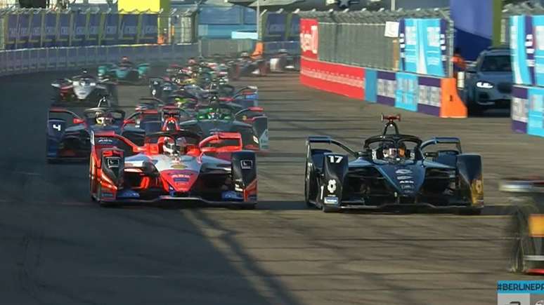 Nyck de Vries subiu para terceiro nas voltas iniciais 