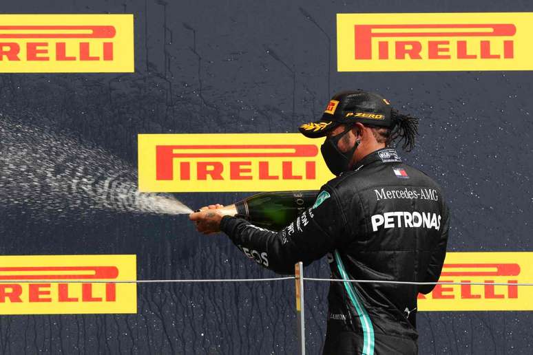 Lewis Hamilton vibra – mas com vitória, não com novo contrato 
