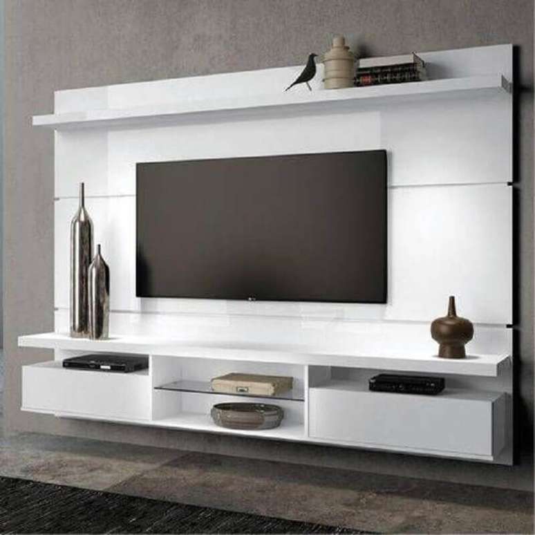 2. O modelo de rack com painel suspenso off white é excelente para salas pequenas – Foto; Pinterest