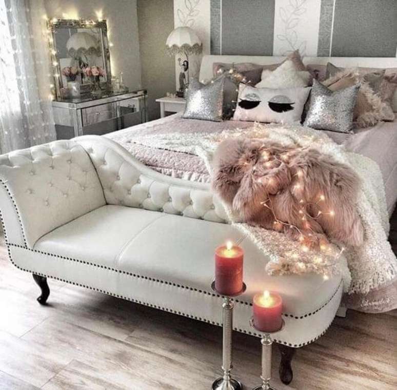 36. Div&atilde; cinza na ponta da cama moderna &ndash; Via: Pinterest