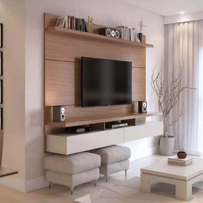 2. Sala branca decorada com rack com painel pequeno para TV suspenso – Foto: Pinterest