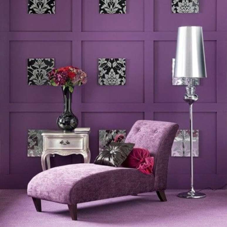 39. Sofá divã lilás com almofada cinza – Via: Pinterest