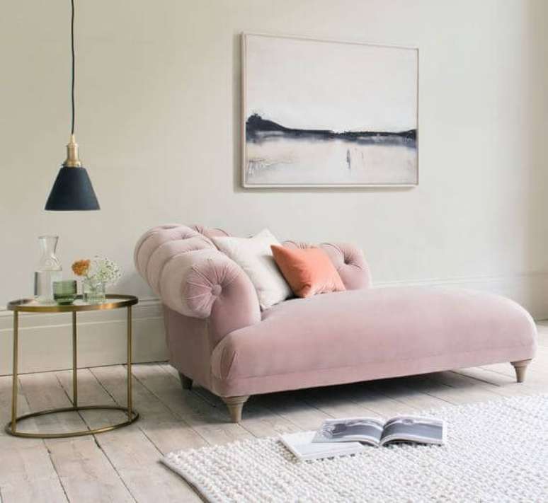 6. Sofá divã rosa com mesa lateral e pendente – Via: Ideal Home