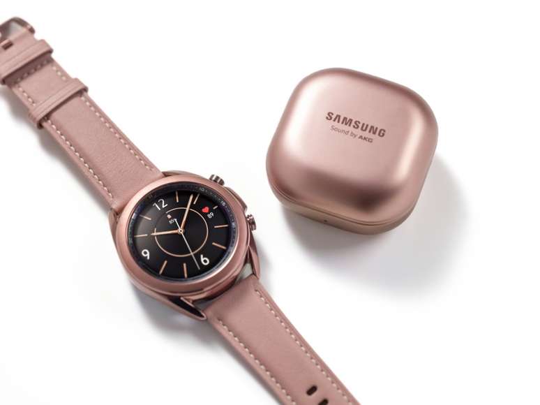 O novo Galaxy Watch3 e a caixa do novo Galaxy Buds Live, ambos na cor &#034;bronze místico&#034;