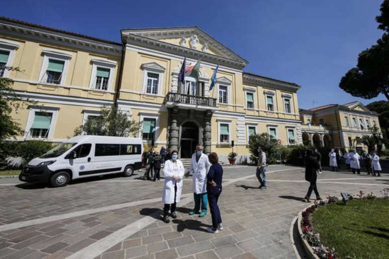 Entrada do Instituto Lazzaro Spallanzani, que conduzirá estudo clínico de vacina italiana