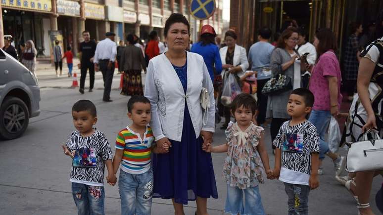 Estudo sugere que a China está forçando mulheres uigures a usar métodos anticoncepcionais ou ser esterilizadas