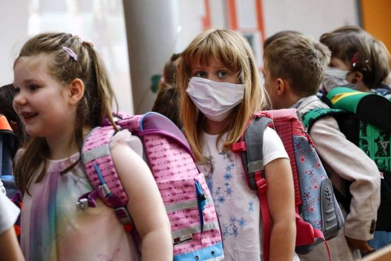 Escola na Alemanha retomou aulas e alguns alunos voltaram com máscaras