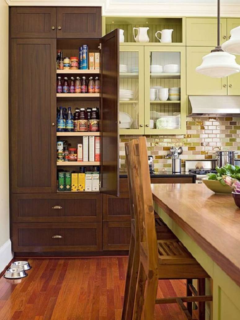 22. O armário para despensa de cozinha feito em madeira escura se destaca na decoração do ambiente. Fonte: Pinterest