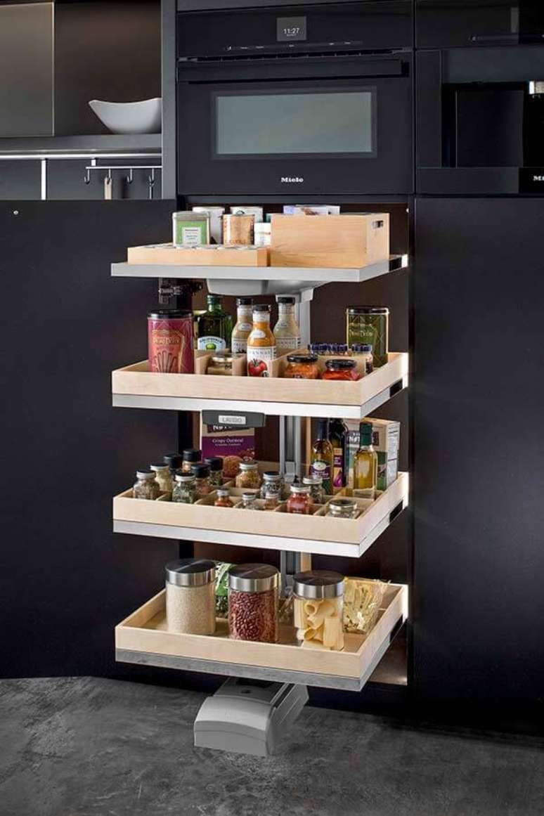 37. A altura das prateleiras para despensa de cozinha devem trazem praticidade ao dia a dia. Fonte: Pinterest