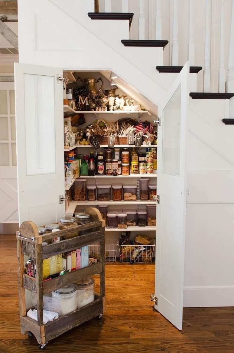 9. Aproveite o espaço embaixo da escada para montar uma sua despensa de cozinha. Fonte: Pinterest