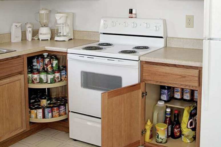 39. Utilize o próprio armário da bancada para compor uma despensa de cozinha pequena. Fonte: Pinterest