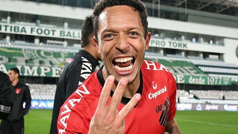 Adriano deixa o time e deve voltar ao futebol europeu