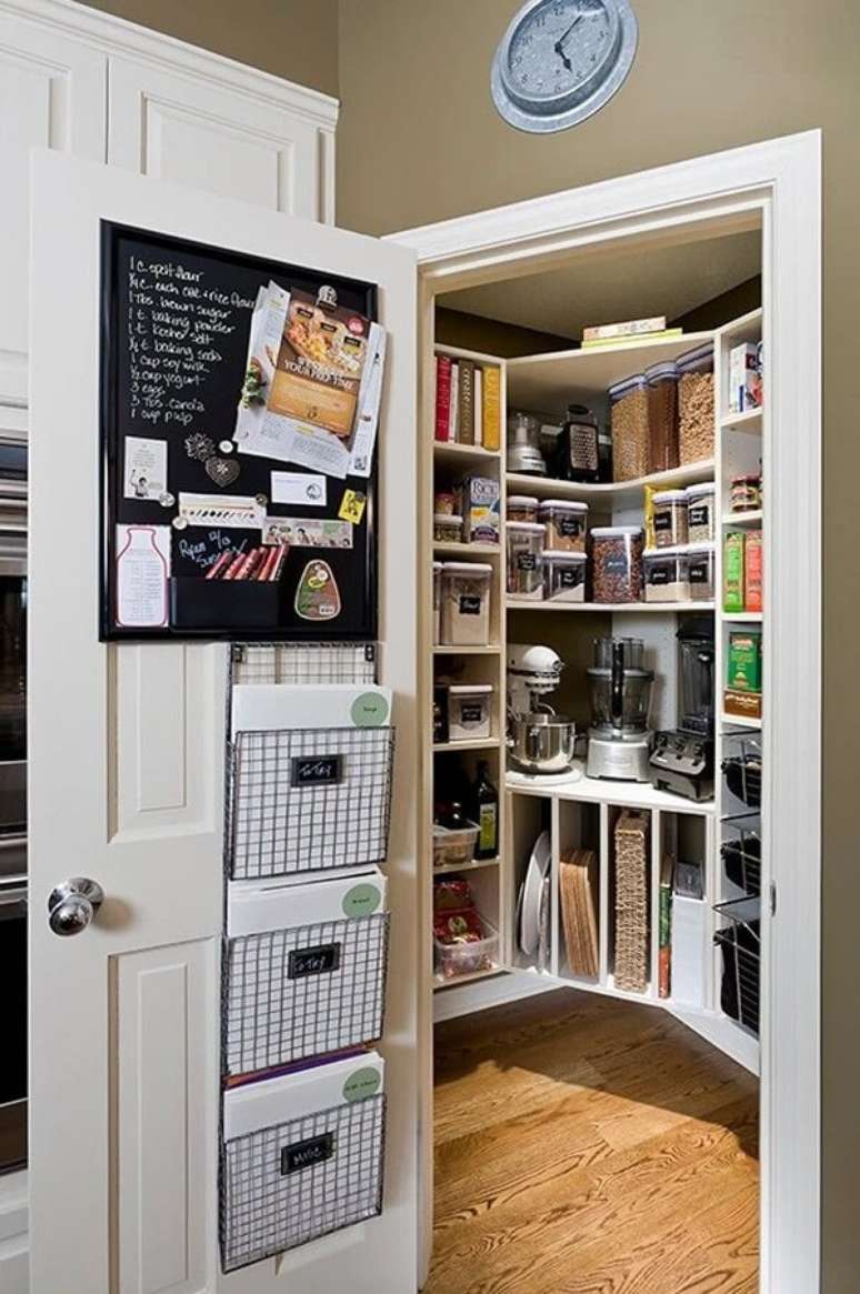 5. Utilize a porta para despensa de cozinha para instalar um quadro negro e escreva os produtos que faltam no espaço. Fonte: Pinterest
