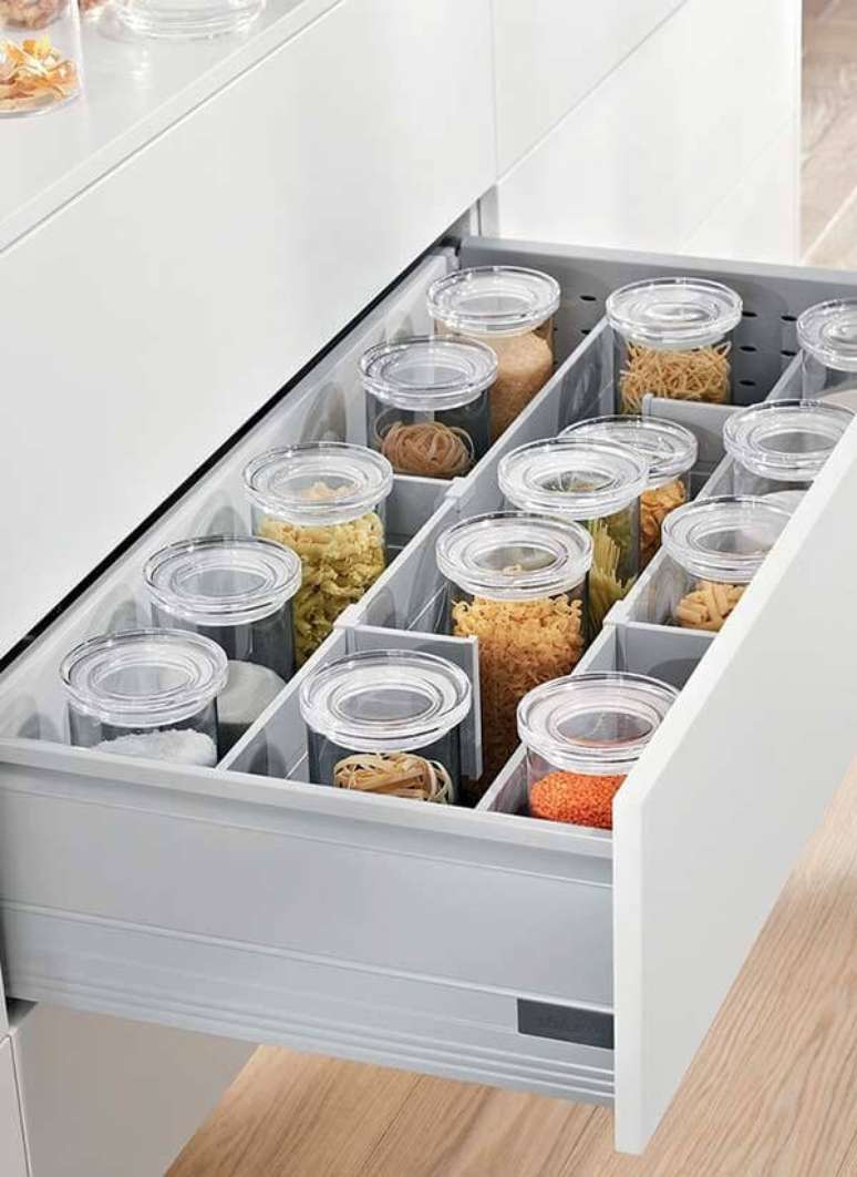 38. Utilize potes de vidro para organizar os mantimentos dentro da gaveta da despensa de cozinha. Fonte: Pinterest