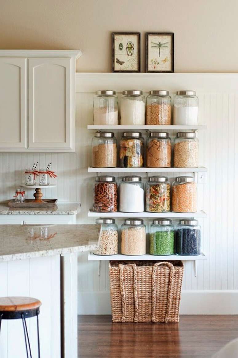 12. Utilize prateleiras para despensa de cozinha e organize os potes de mantimentos. Fonte: Pinterest