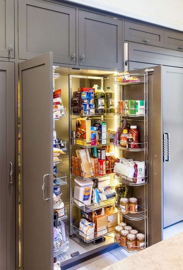 49. Os armários podem acomodar uma criativa despensa de cozinha em seu interior. Fonte: Tommy Hein Architects