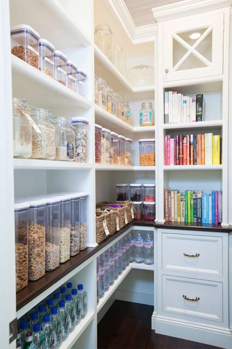 48. Livros de receitas também podem ser guardados dentro da despensa de cozinha. Fonte: Neat Method San Diego